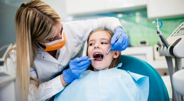 dziecko u dentysty