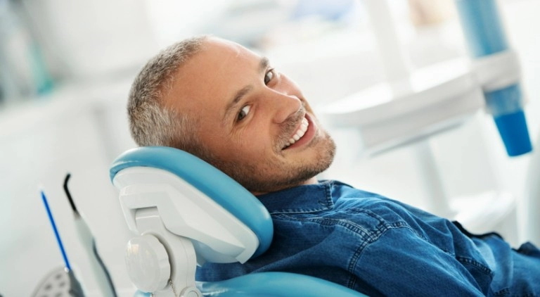 mężczyzna u dentysty